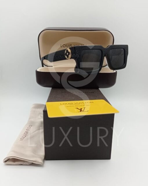LUNETTE DE SOLEIL LOUIS VUITTON 'LV CLASSIC' BLACK/GOLD – Image 5