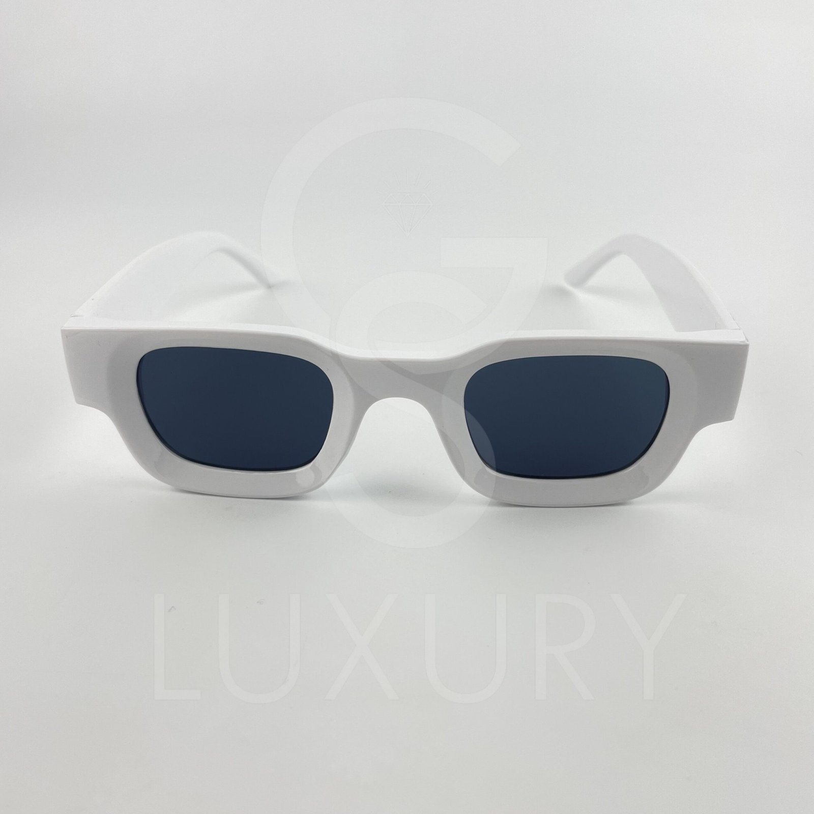 img_8960-scaled-1.jpeg Lunette de soleil carré blanche 2032 - Image 1