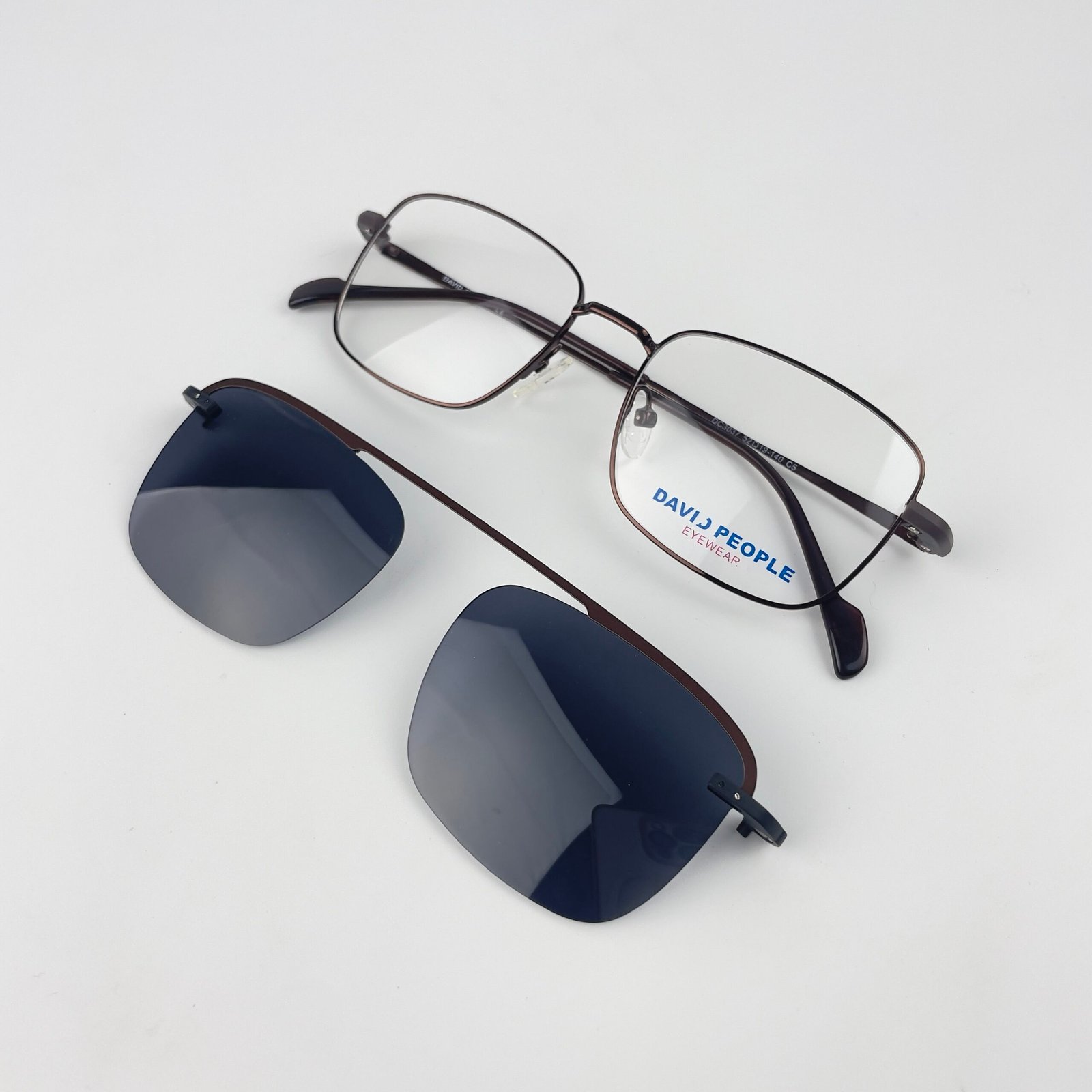 Lunette avec applique metal marron david people DC3037